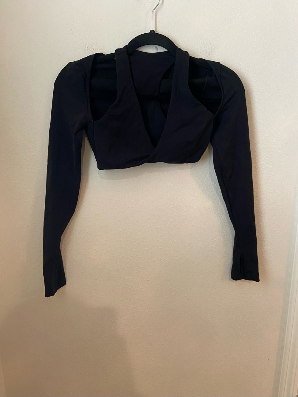 WISKII Twist-Front Shoulder Cut Crop Top Black Size Small